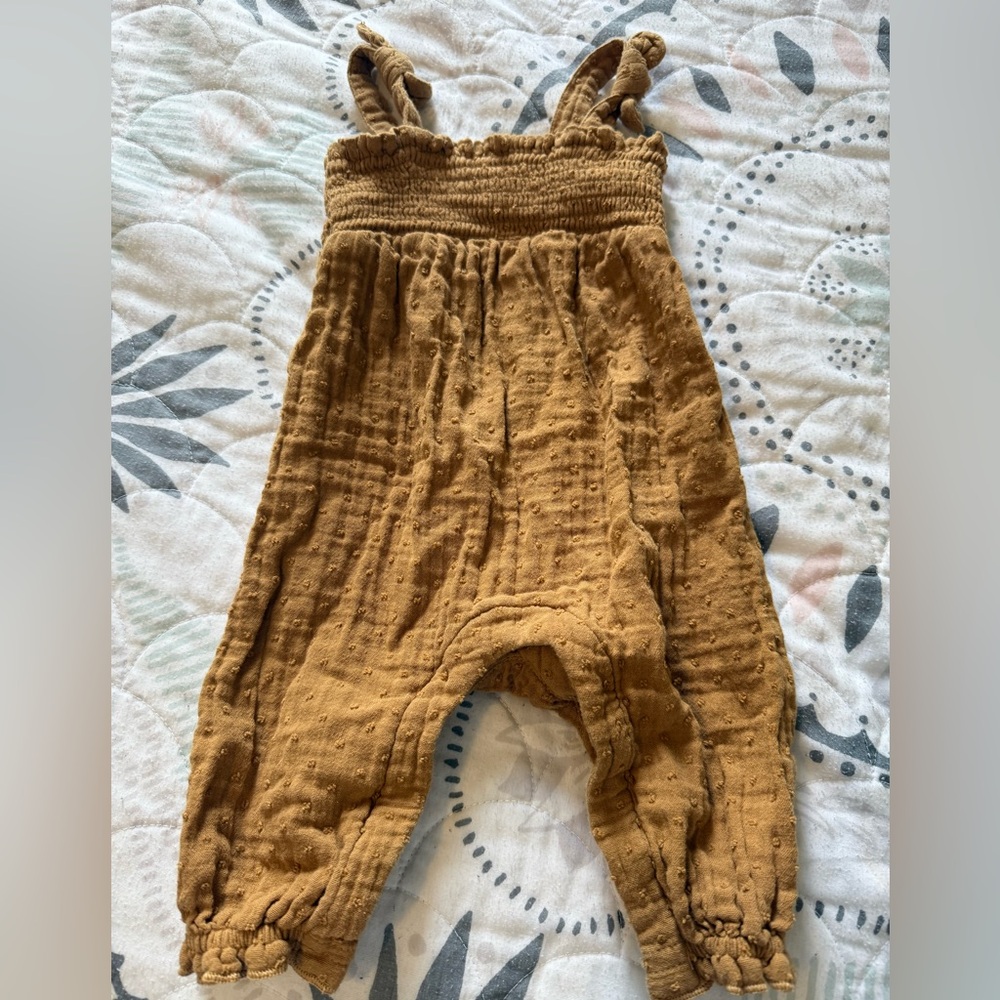 Size 3-6 Months.  Brown one piece. Perfect for warm Fall days
